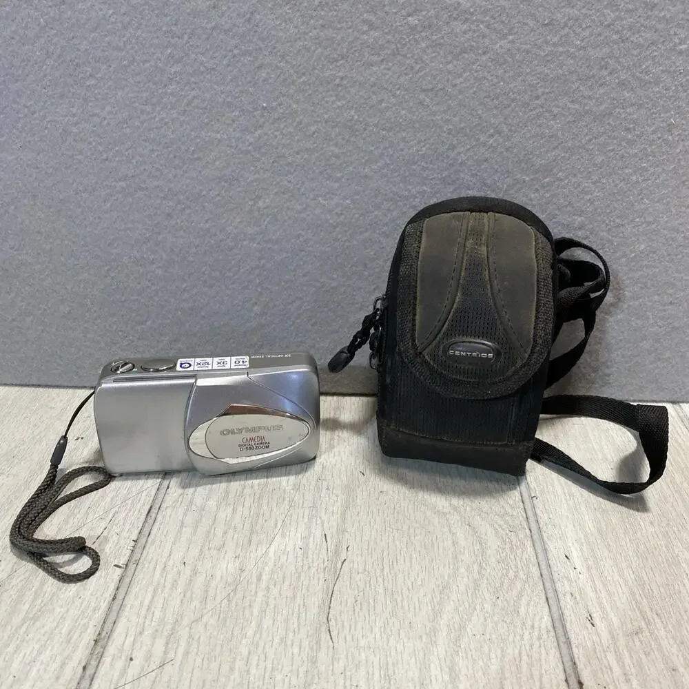 Olympus Camedia Digital Camera D-580 Zooms Case NO BATTERY CORDS MEMORY